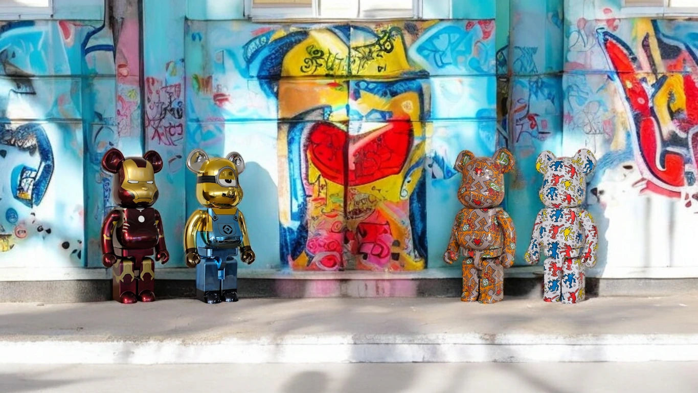 4 Bearbricks der Größe 1000% in einem urbanen Szenario (Hero-Bild)