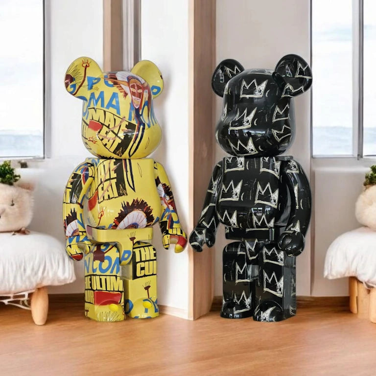 Zwei 1000% Bearbricks mit moderner Kunst in einem lichtdurchfluteten Wohnzimmer