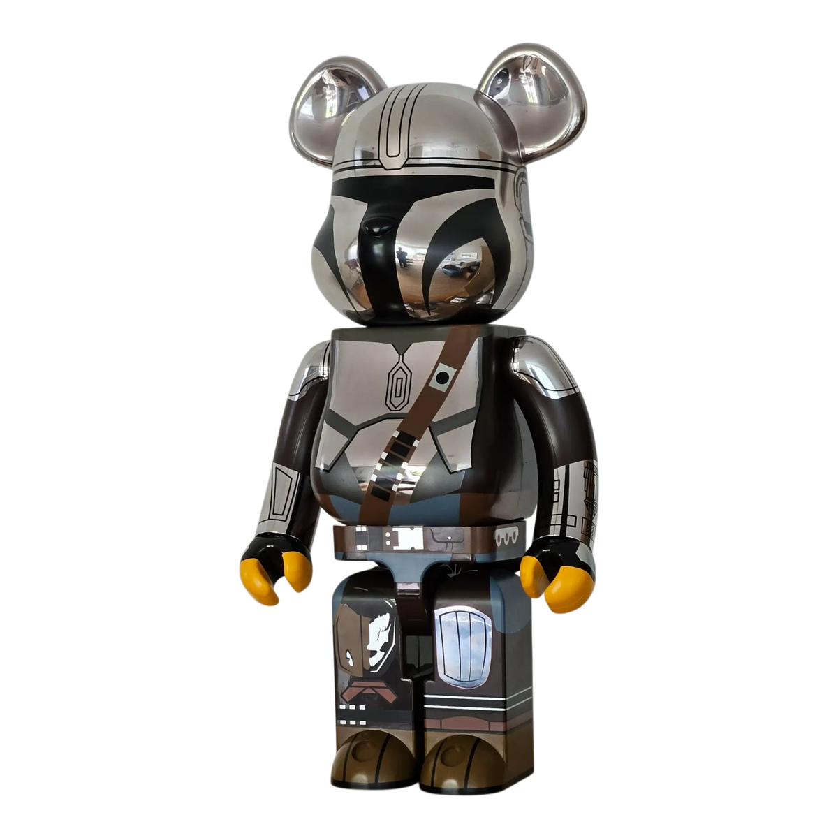 Bearbrick The Mandalorian Chrome Version 1000% schräg