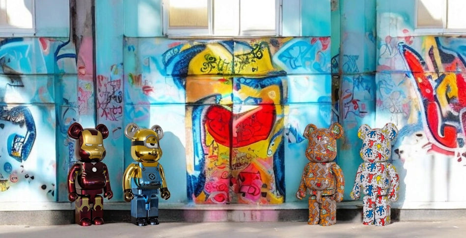 Wallpaper - Vier Bearbricks vor einer Grafitti-Wand