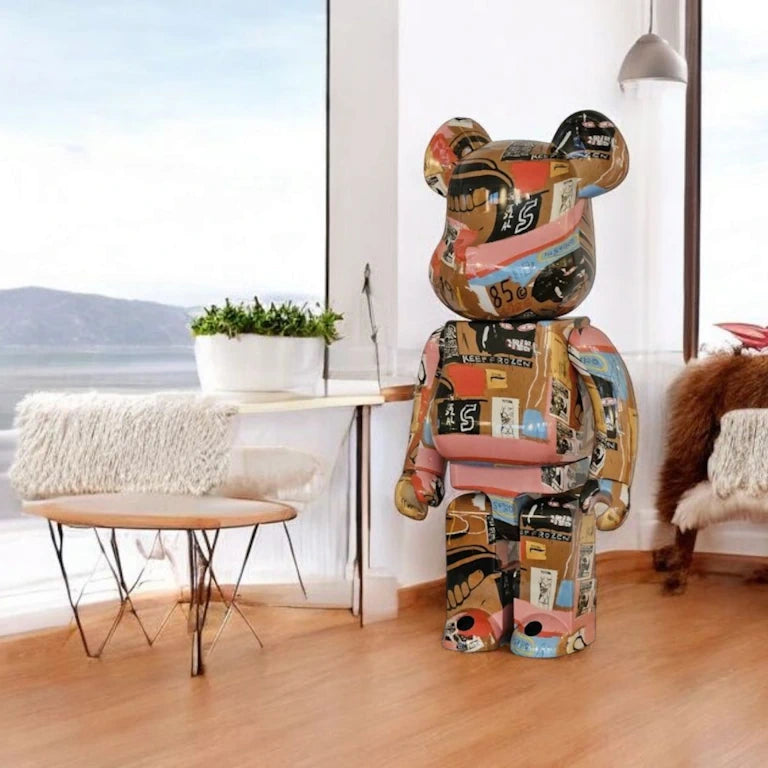 Ein Bearbrick der Größe 1000% (Warhol/Basquiat #2) im Wohnzimmer