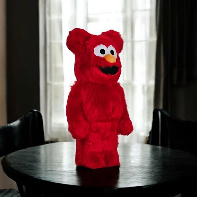 Bearbrick Elmo Costume Version (1000%) auf einem schwarzen Esszimmertisch