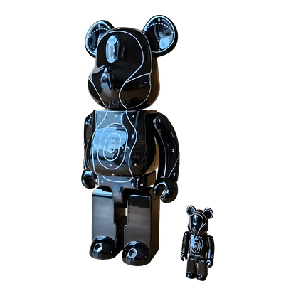 Bearbrick Emotionally Unavailable × Neighborhood 100%+400% schräg