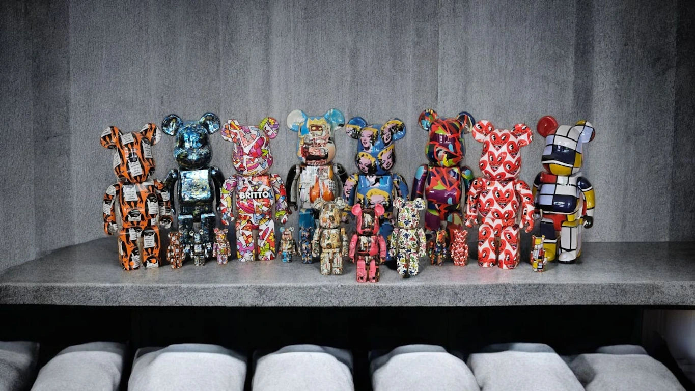 Zahlreiche Modern Art Bearbricks in den Größen 100%, 200% und 400% (Hero-Bild)