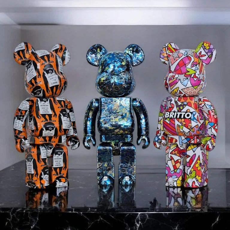Drei Bearbricks der Größe 400% (Banksy, Pollock, Britto)