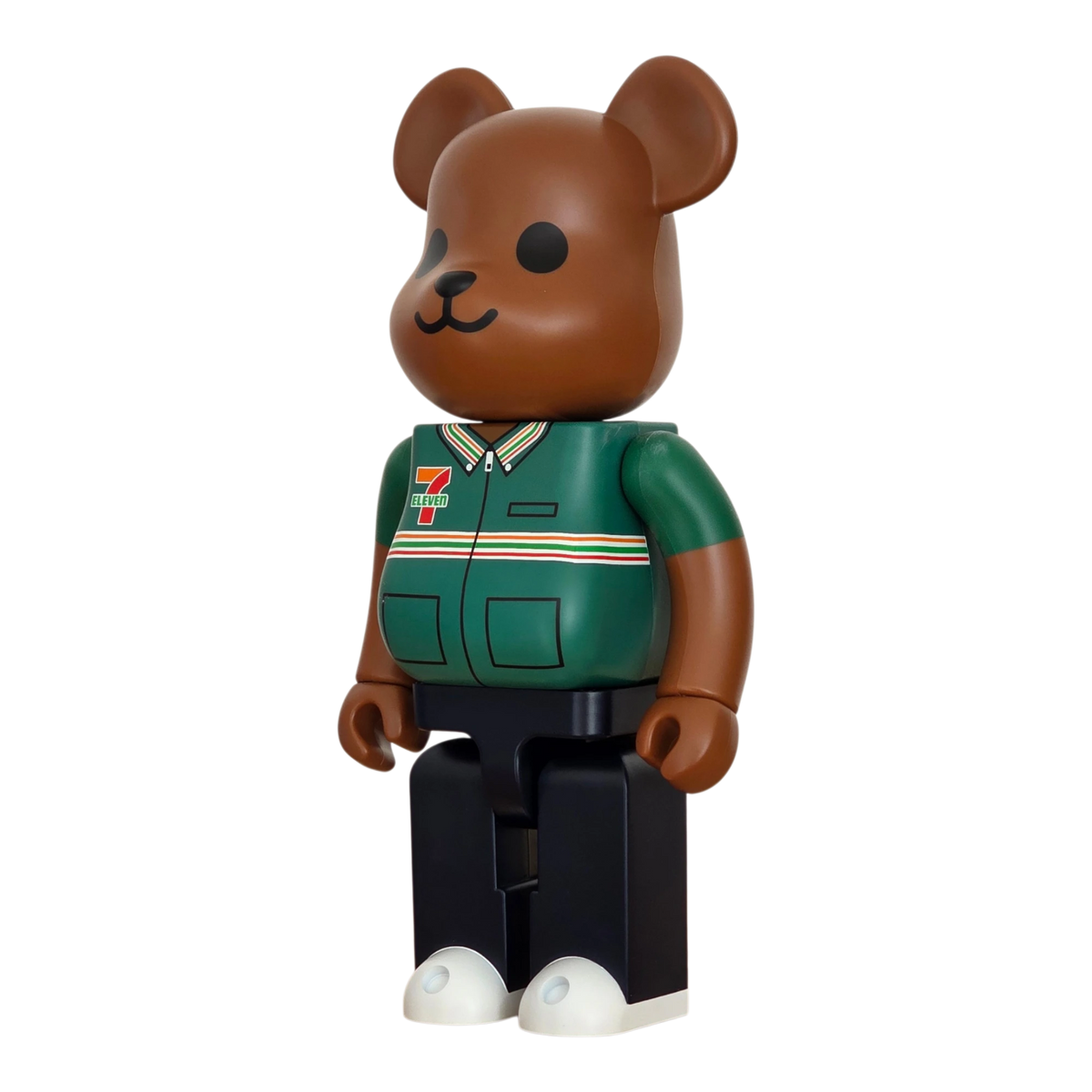 Bearbrick 7-ELEVEN Uniform Green Version 400% schräg