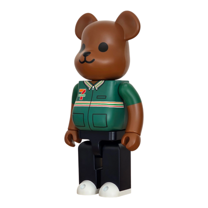 Bearbrick 7-ELEVEN Uniform Green Version 400% schräg