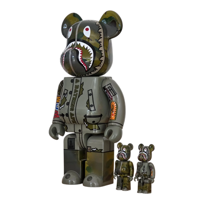 Bearbrick BAPE × ALPHA Camo Shark 2023 100%+400% schräg