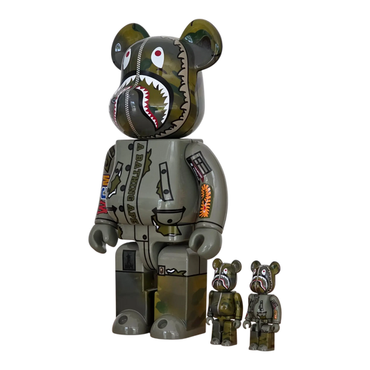 Bearbrick BAPE × ALPHA Camo Shark 2023 100%+400% schräg