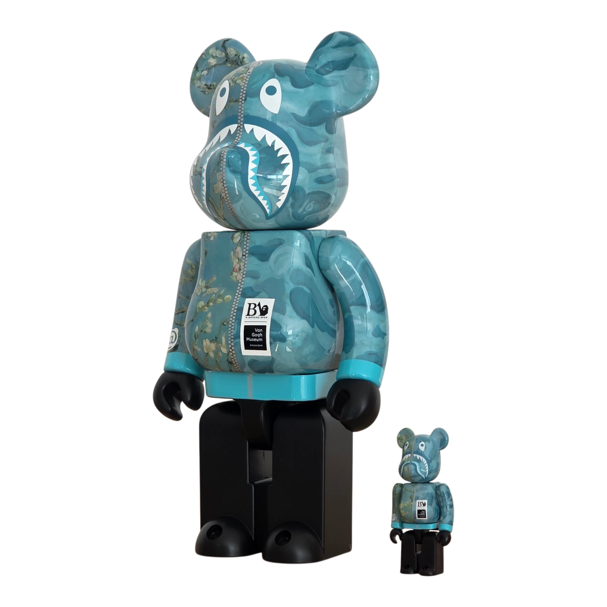 Bearbrick BAPE® × Van Gogh Museum Almond Blossom Shark 100%+400% schräg