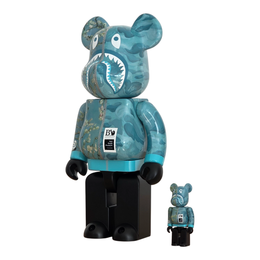 Bearbrick BAPE® × Van Gogh Museum Almond Blossom Shark 100%+400% schräg