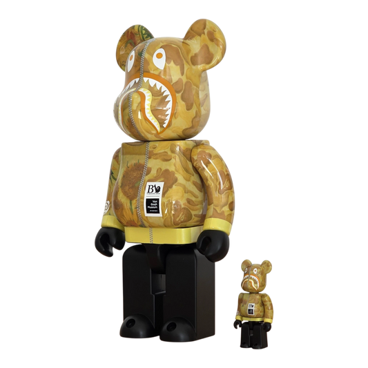 Bearbrick BAPE® × Van Gogh Museum Sunflowers Shark 100%+400% schräg