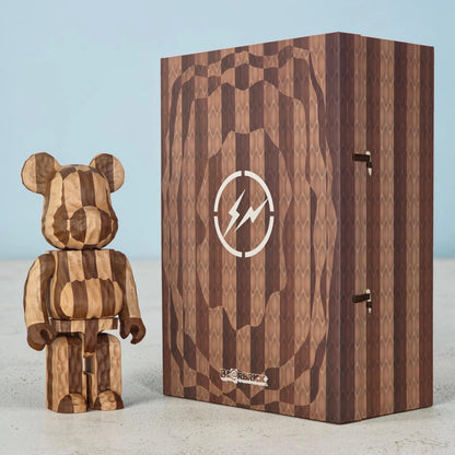 Bearbrick Karimoku fragmentdesign Carved Wooden Longitudinal Chess 400% mit Verpackung