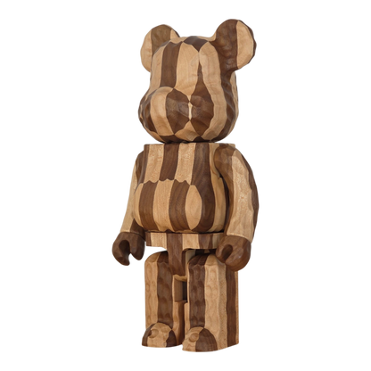 Bearbrick Karimoku fragmentdesign Carved Wooden Longitudinal Chess 400% schräg