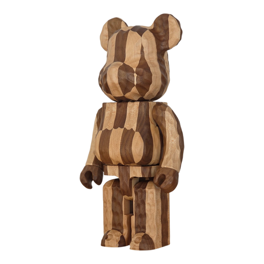 Bearbrick Karimoku fragmentdesign Carved Wooden Longitudinal Chess 400% schräg