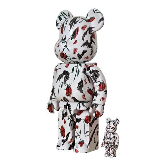 Bearbrick KIDILL × Eri Wakiyama "Bat & Rose" White 100%+400% schräg