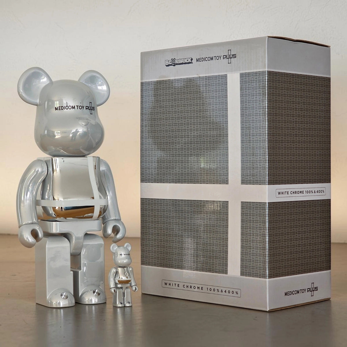 Bearbrick Medicom Toy Plus White Chrome Version 100%+400% leicht beschädigt mit Verpackung