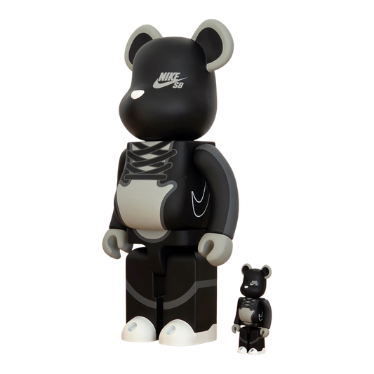 Bearbrick NIKE SB Black 100%+400% schräg