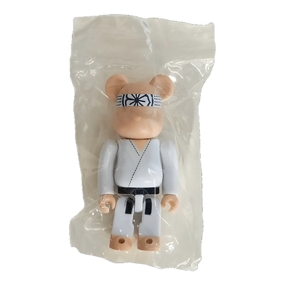 Bearbrick Series 43 Artist "Miyagi-Do Karate" [Cobra Kai] 100% in Folie