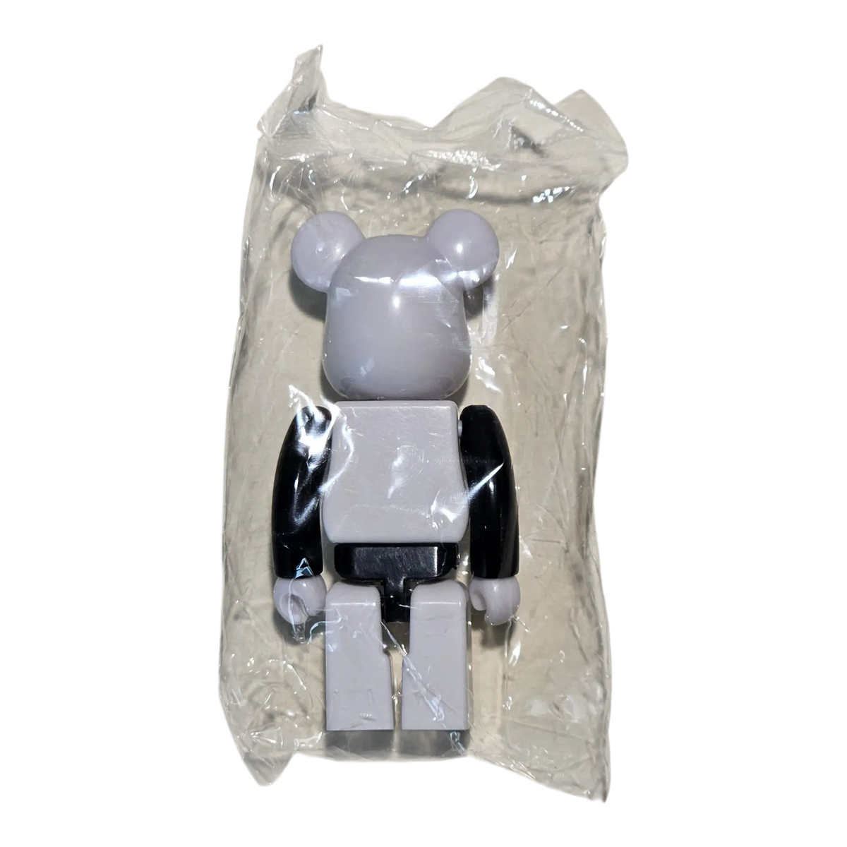 Bearbrick Series 44 Artist "CDG Black Sleeve" [Comme des Garçons] 100% SECRET in Folie Rückseite