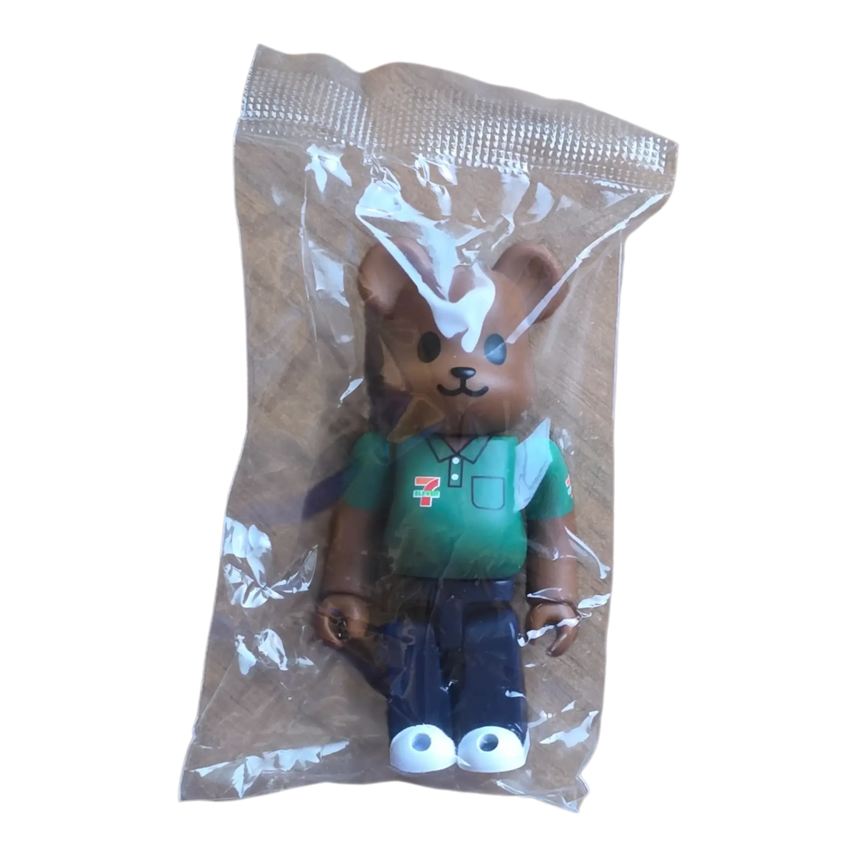 Bearbrick Series 52 "Seven-Eleven Uniform" [7-Eleven Japan Version] 100% SECRET in Folie