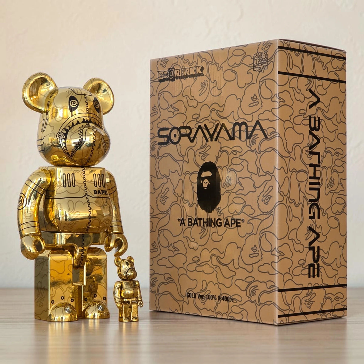 Bearbrick Sorayama × BAPE® Camo Shark Gold 100%+400% mit Verpackung