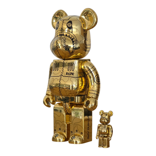 Bearbrick Sorayama × BAPE® Camo Shark Gold 100%+400% schräg