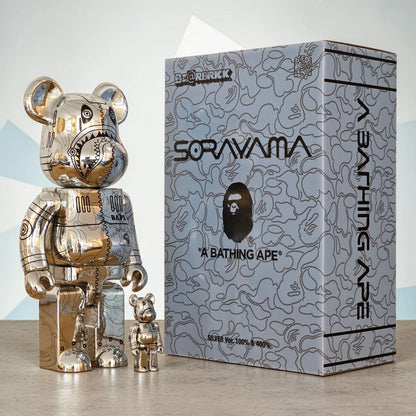 Bearbrick Sorayama × BAPE® Camo Shark Silver 100%+400% mit Verpackung